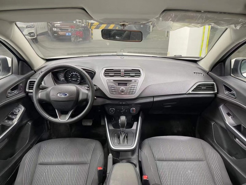 成都20年福特福睿斯6