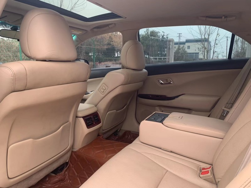 郑州11年丰田皇冠5