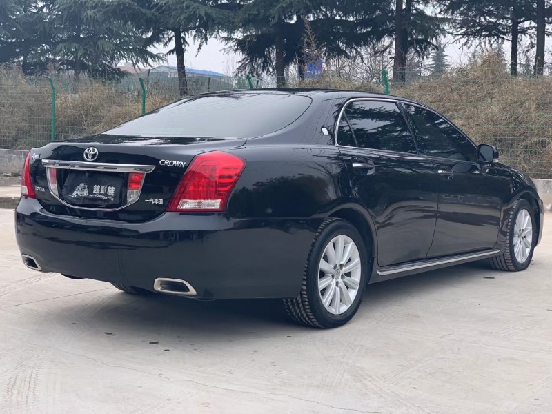 郑州11年丰田皇冠8