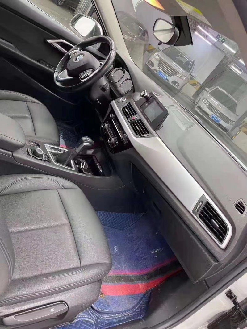 成都19年宝马1系3