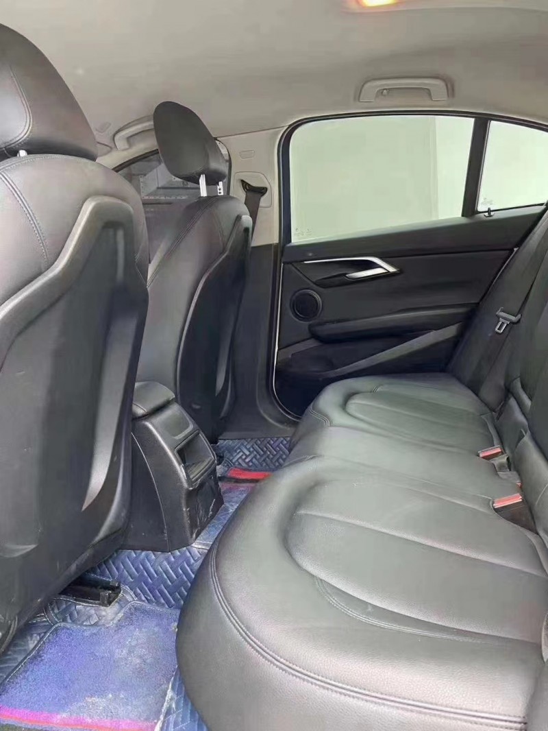 成都19年宝马1系2