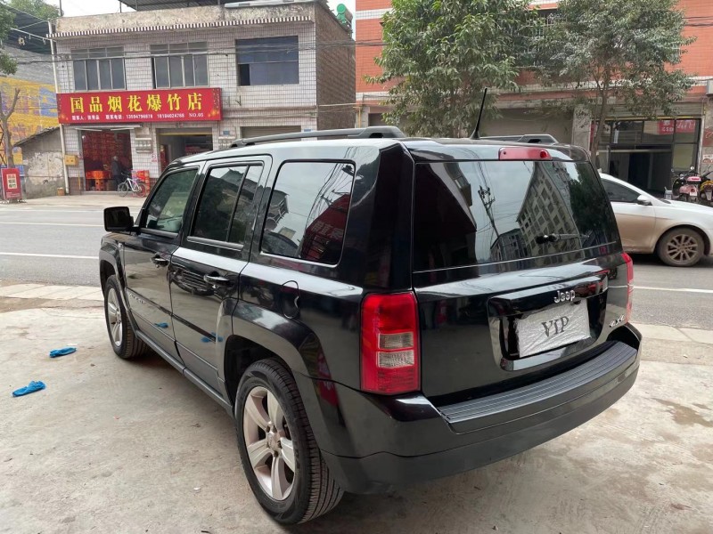 重慶13年Jeep自由客6