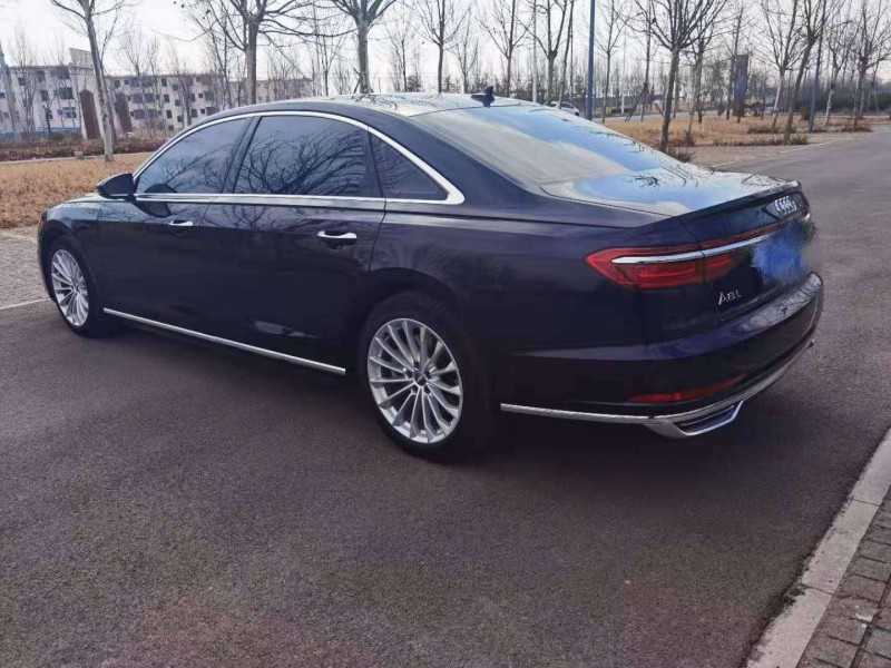 泰安18年奧迪A8L3