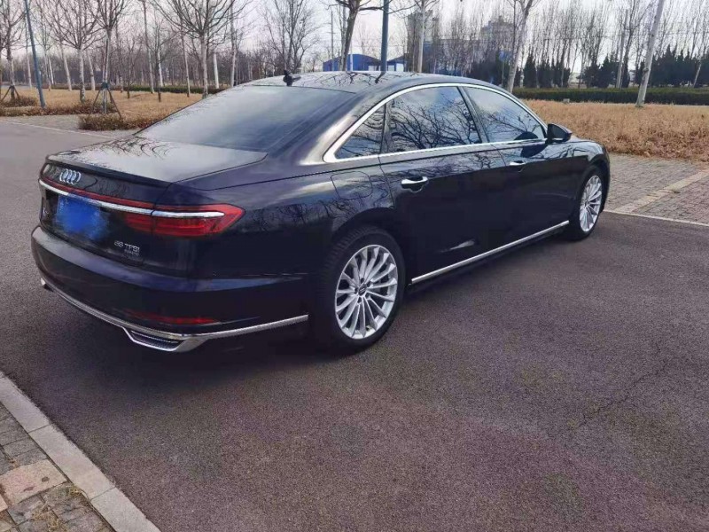 泰安18年奧迪A8L2