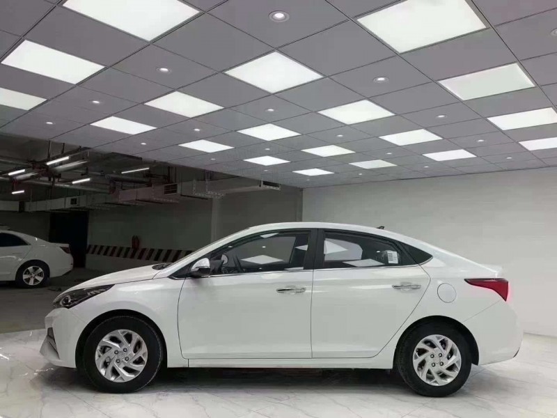 成都20年现代瑞纳3