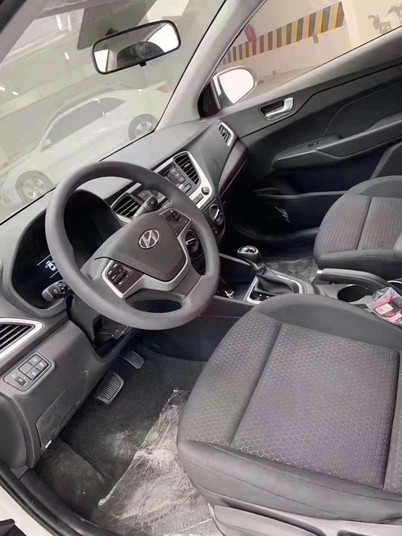 成都20年现代瑞纳4