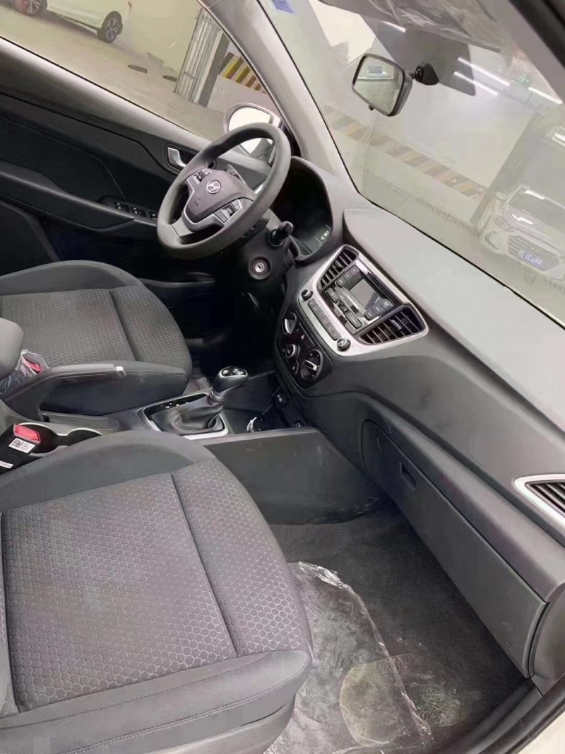 成都20年现代瑞纳7