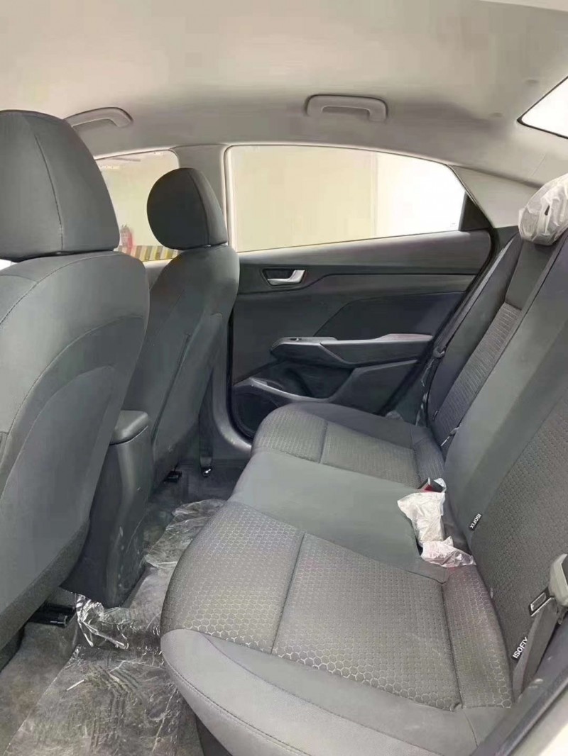 成都20年现代瑞纳8