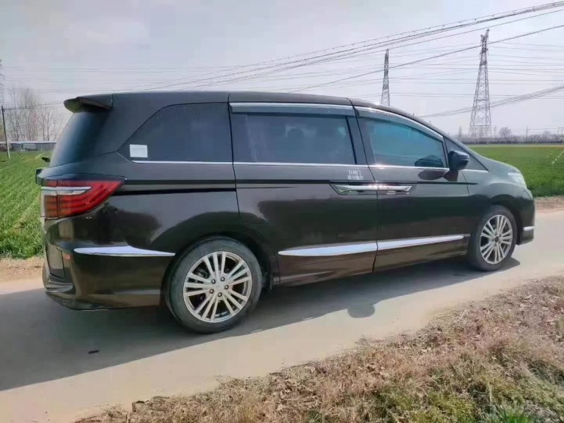 青岛17年本田艾力绅2