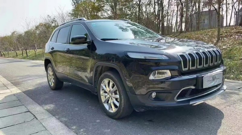 紹興17年Jeep自由光2