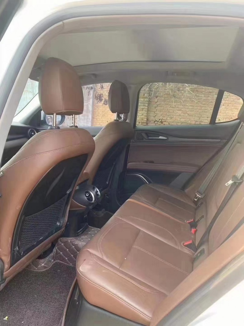 郑州19年阿尔法·罗密欧Stelvio6