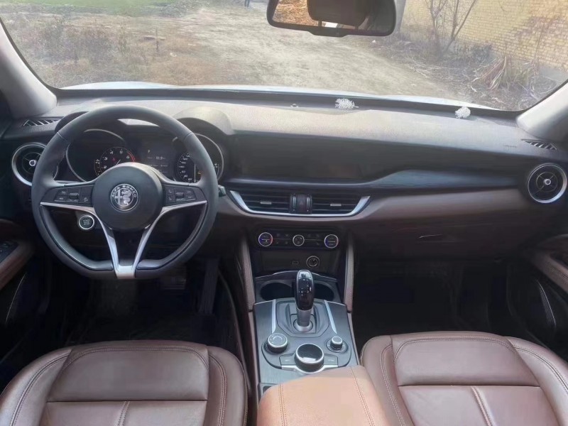 郑州19年阿尔法·罗密欧Stelvio4