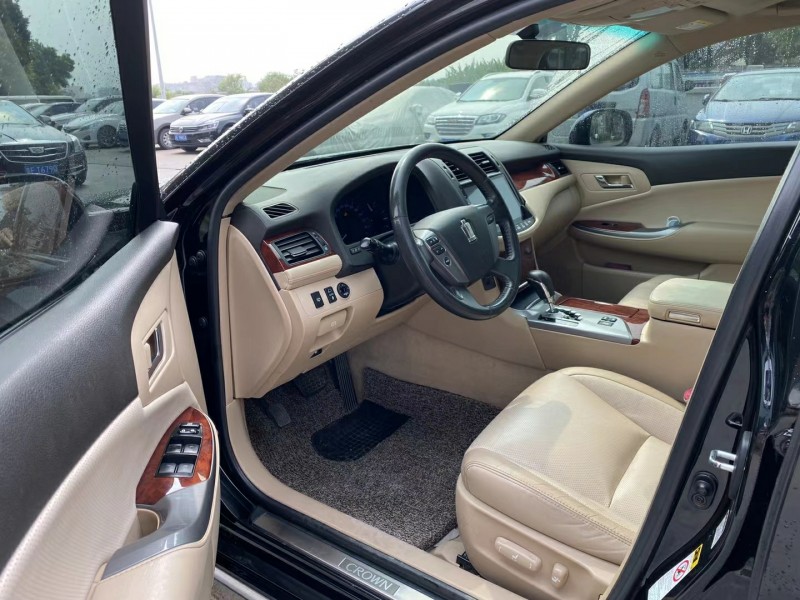 广州抵押车13年丰田皇冠出售