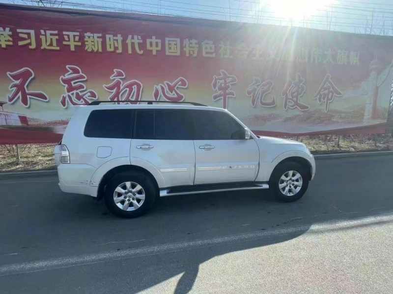 济宁13年三菱帕杰罗8