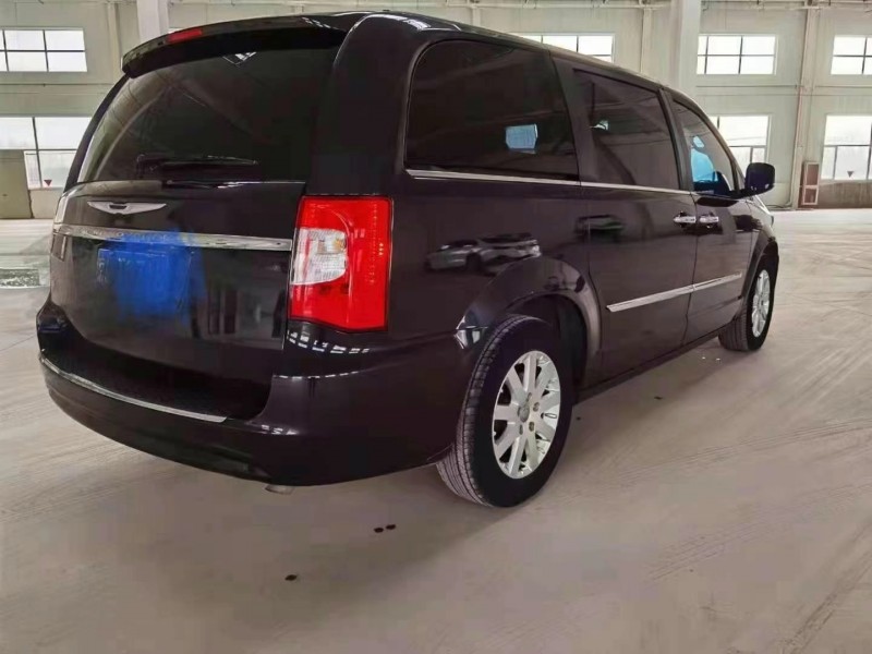 保定16年克莱斯勒大捷龙8