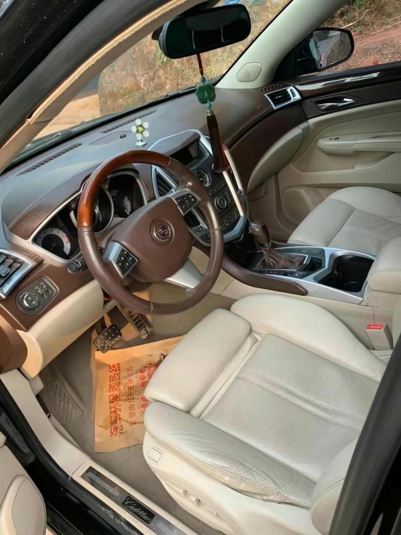 成都10年凯迪拉克SRX4