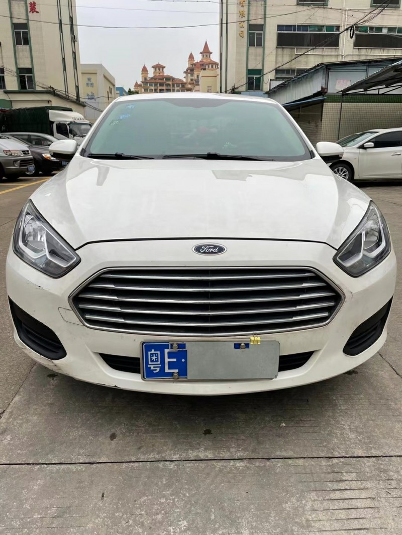 中山17年福特福睿斯4