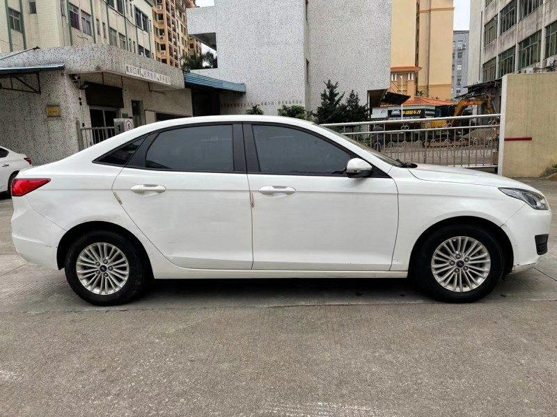 中山17年福特福睿斯2