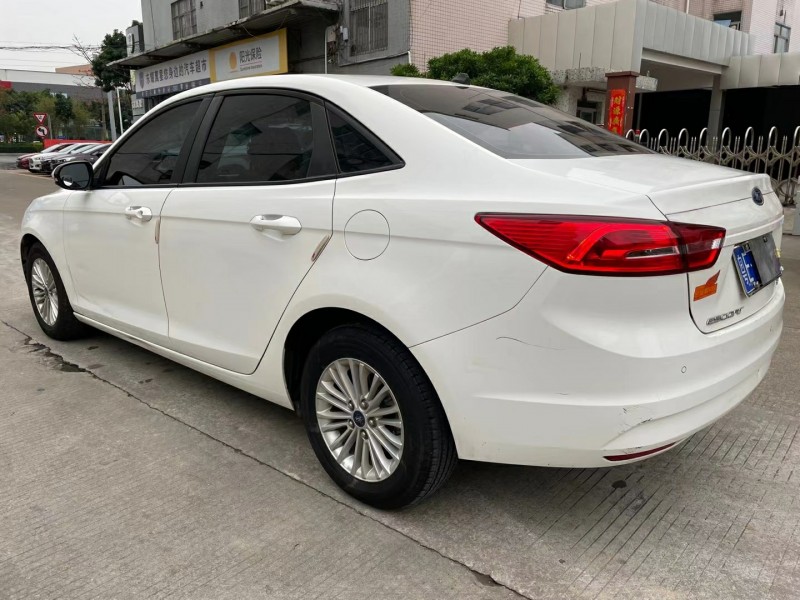 中山17年福特福睿斯1