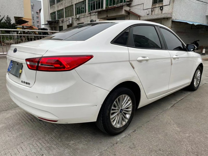 中山17年福特福睿斯5