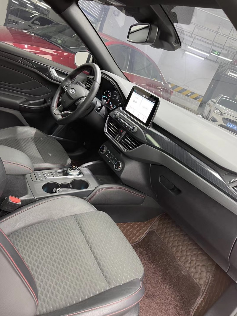 成都20年福特福克斯7