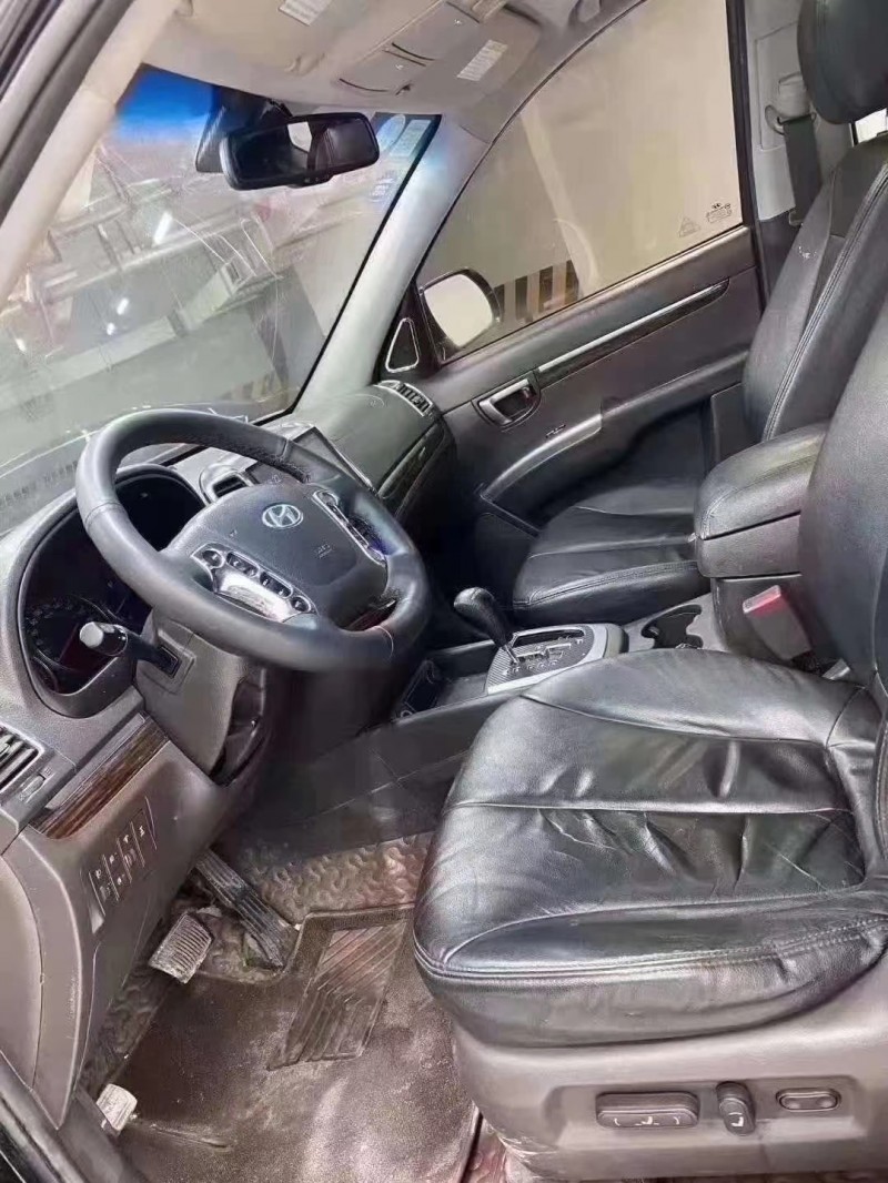 成都14年现代全新胜达4