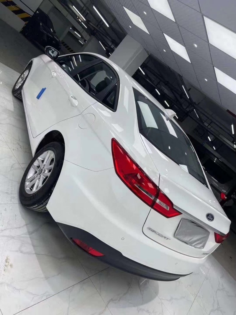 成都20年福特福睿斯5