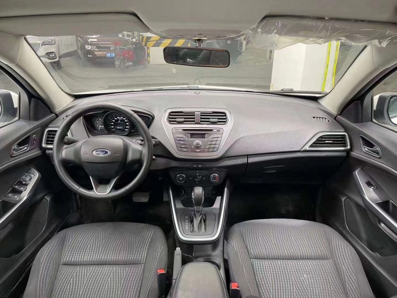 成都20年福特福睿斯6