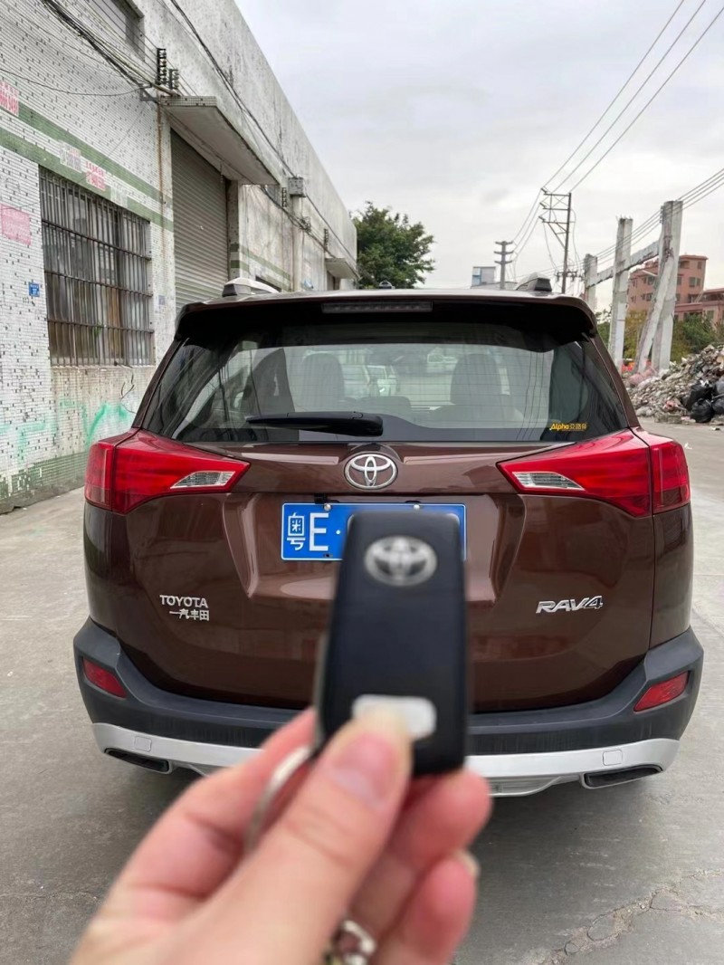 广州13年丰田RAV43