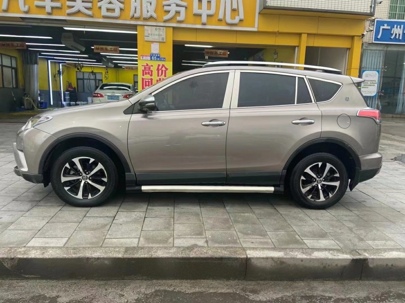 广州17年丰田RAV44