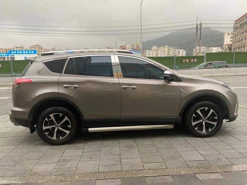 广州17年丰田RAV46
