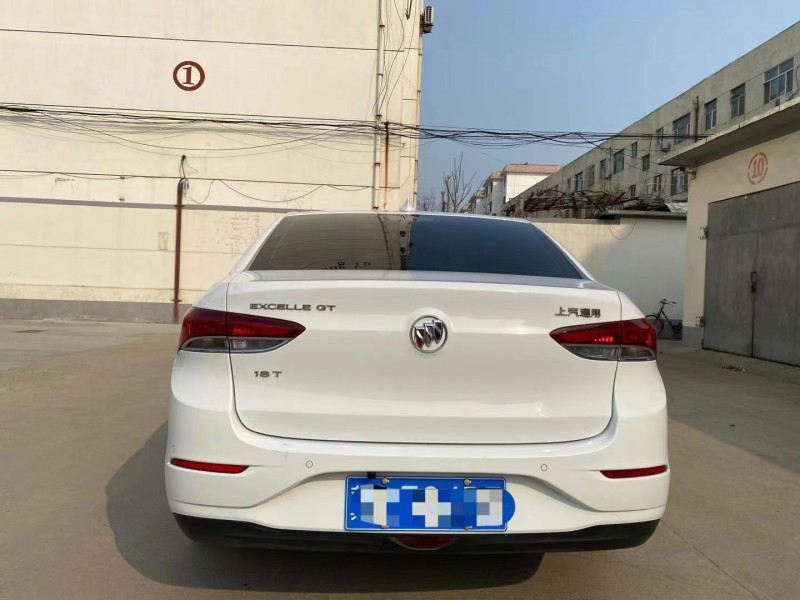 青岛18年别克英朗8