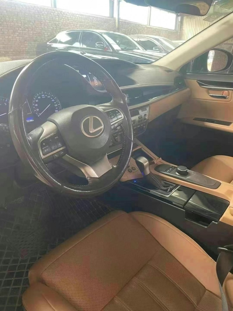 保定17年雷克萨斯ES7