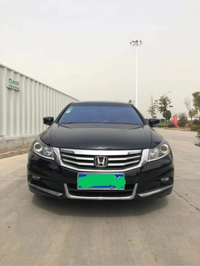 青岛13年本田雅阁1