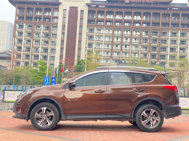 广州17年丰田RAV47
