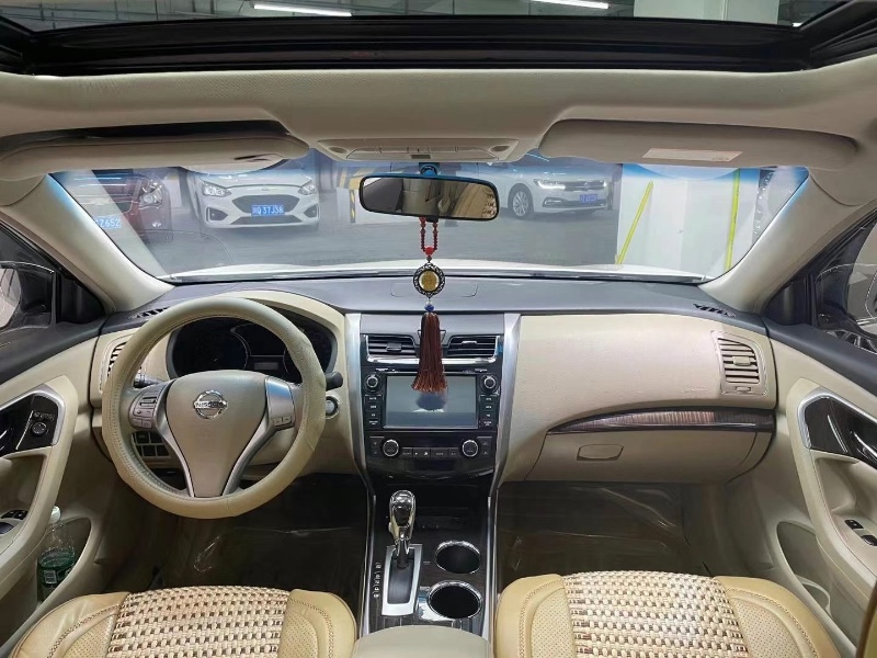 成都15年日产天籁1