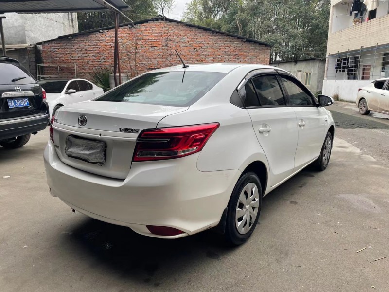 成都17年丰田威驰8