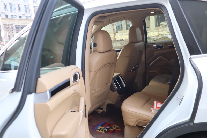 保定13年保时捷卡宴2