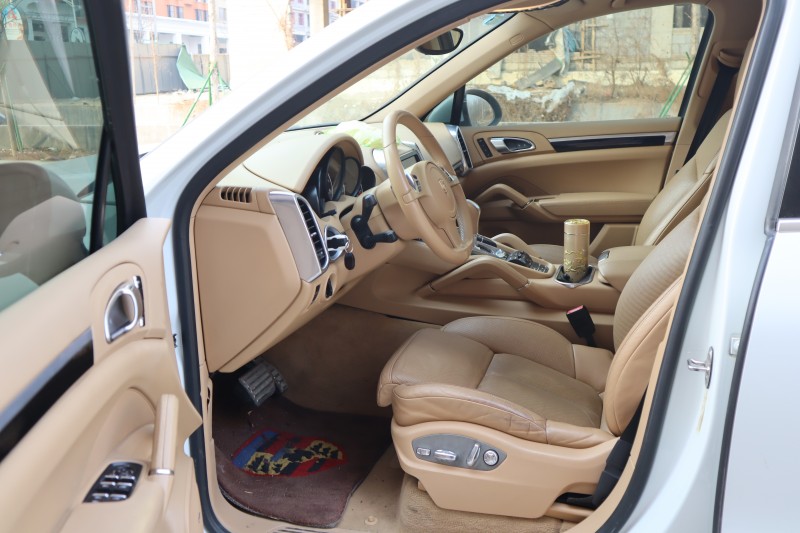 保定13年保时捷卡宴1