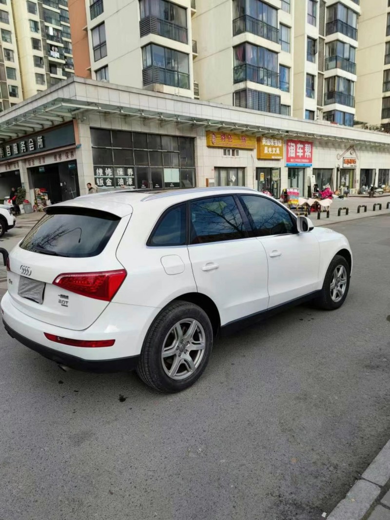 成都13年奥迪Q58