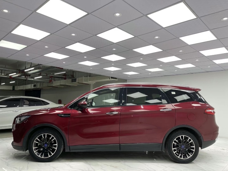 成都18年君马汽车S703