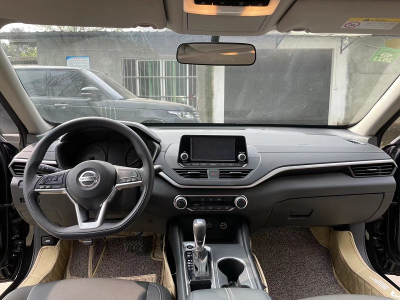 成都20年日产天籁3