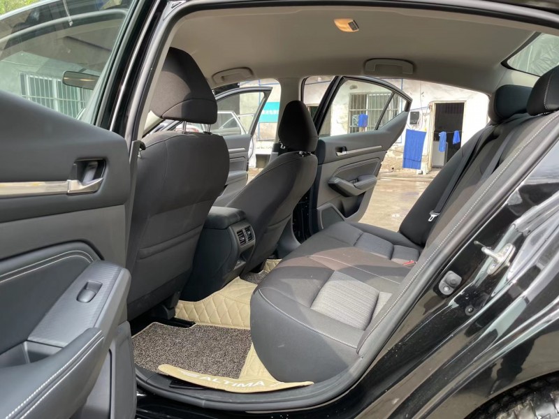 成都20年日产天籁2