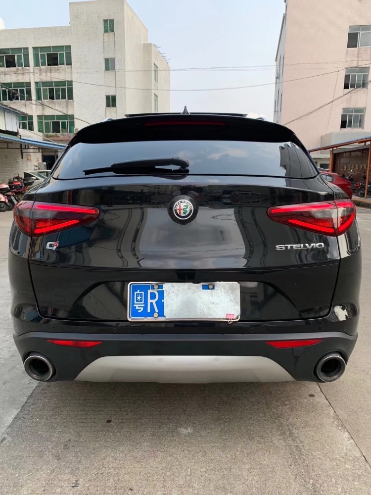 中山19年阿尔法·罗密欧Stelvio4