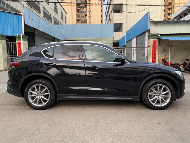 中山19年阿尔法·罗密欧Stelvio3