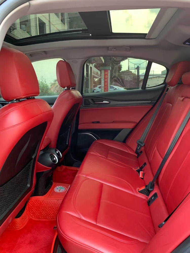 中山19年阿尔法·罗密欧Stelvio5