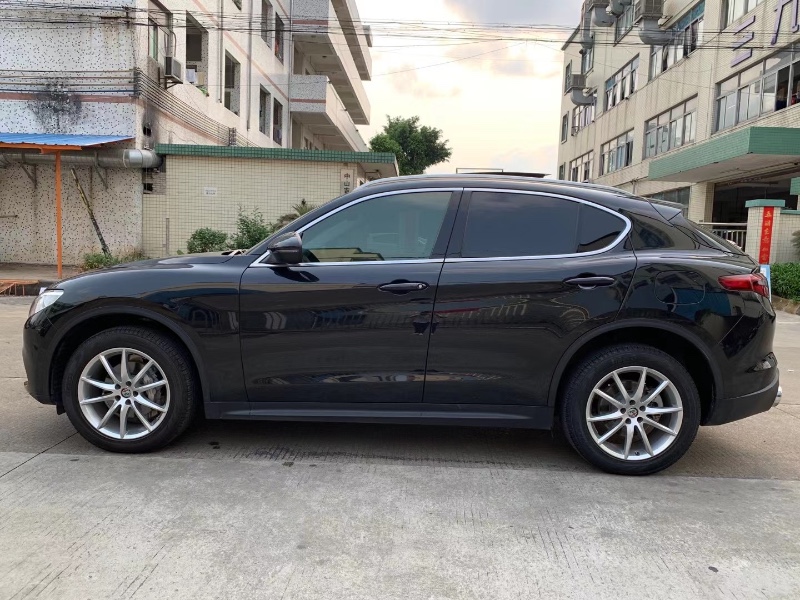 中山19年阿尔法·罗密欧Stelvio2