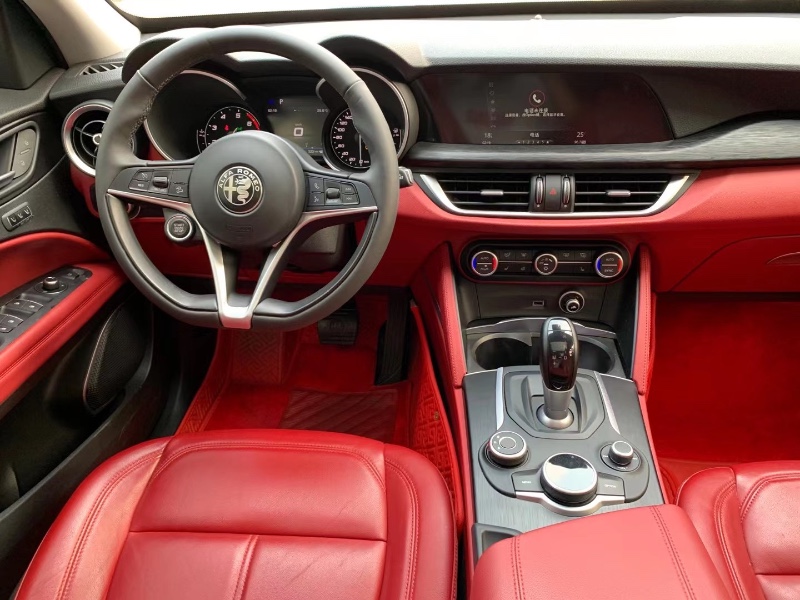 中山19年阿尔法·罗密欧Stelvio6