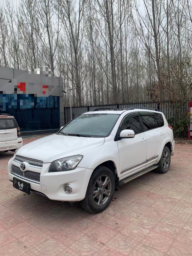 济宁13年丰田RAV42