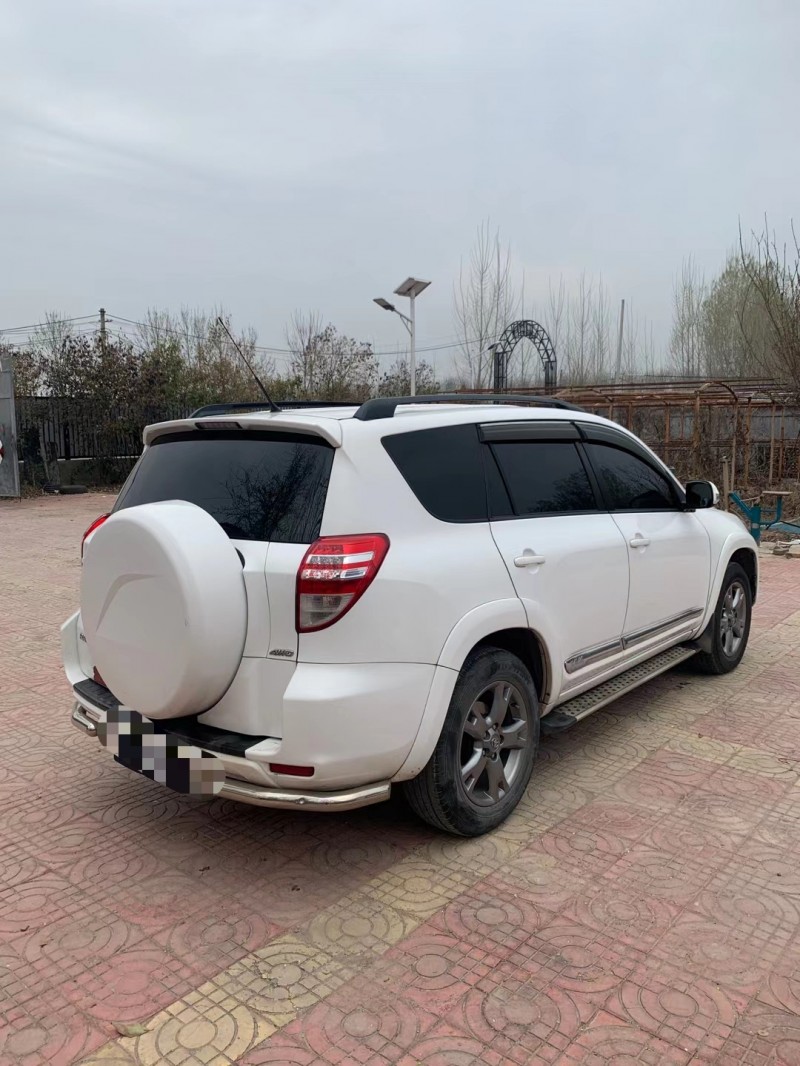 济宁13年丰田RAV43